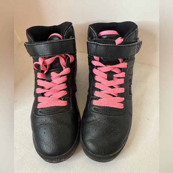 Youth Girls Black and Pink FILA Hitops Size 3.5.  EUC Fast Shipping 
RN# 91175 - Picture 1 of 14